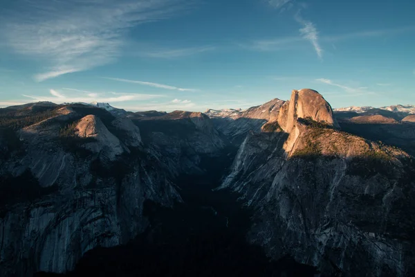 A nap utolsó fénye a Yosemite völgyben. Gyönyörű naplemente a Half Dome felett Kalifornia egyik legszebb nemzeti parkjában. — Stock Fotó