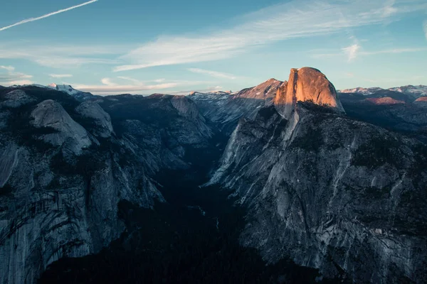 Ostatnie światło dnia w dolinie Yosemite. Piękny zachód słońca nad Half Dome w jednym z najpiękniejszych parków narodowych Usa w Kalifornii — Zdjęcie stockowe