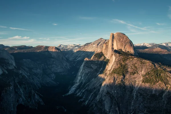 Ostatnie światło dnia w dolinie Yosemite. Piękny zachód słońca nad Half Dome w jednym z najpiękniejszych parków narodowych Usa w Kalifornii — Zdjęcie stockowe