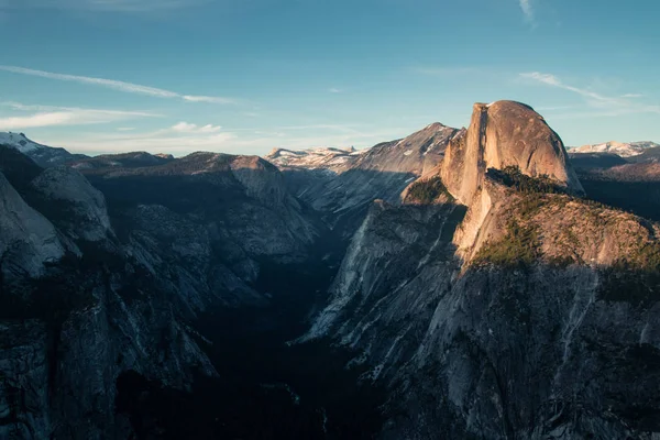 Yosemite Vadisi 'nde günün son ışığı. Kaliforniya 'nın en muhteşem ulusal parklarından birinde Half Dome' da güzel bir gün batımı.