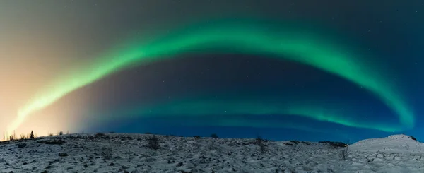 Fotografia panorâmica de alta resolução das Luzes do Norte também chamada de Aurora Borealis sobre a Islândia. Tempo de inverno cheio de noites mágicas na Escandinávia — Fotografia de Stock