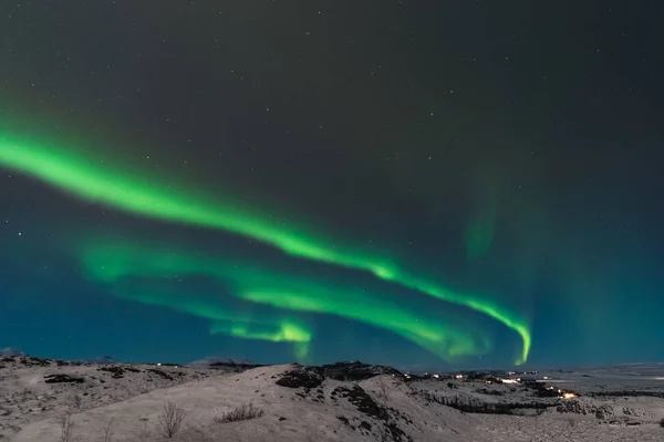 Krásná severní světla také volal Aurora Borealis nad Islandem. Zimní čas ve Skandinávii je velmi kouzelný a přivádí mnoho turistů z celého světa, aby to viděli — Stock fotografie