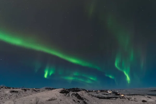 Krásná severní světla také volal Aurora Borealis nad Islandem. Zimní čas ve Skandinávii je velmi kouzelný a přivádí mnoho turistů z celého světa, aby to viděli — Stock fotografie