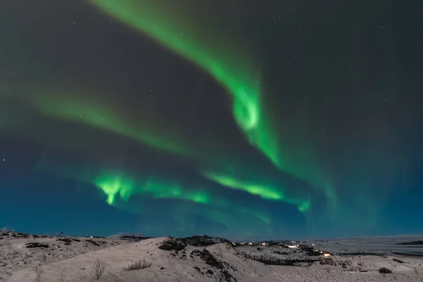 Krásná severní světla také volal Aurora Borealis nad Islandem. Zimní čas ve Skandinávii je velmi kouzelný a přivádí mnoho turistů z celého světa, aby to viděli — Stock fotografie