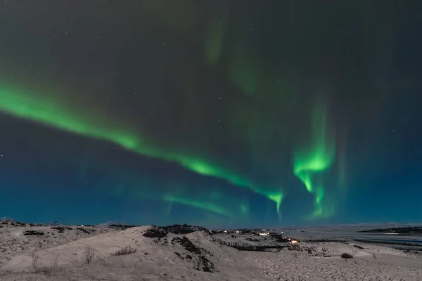 Krásná severní světla také volal Aurora Borealis nad Islandem. Zimní čas ve Skandinávii je velmi kouzelný a přivádí mnoho turistů z celého světa, aby to viděli — Stock fotografie