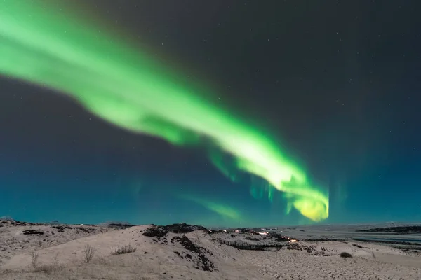 Krásná severní světla také volal Aurora Borealis nad Islandem. Zimní čas ve Skandinávii je velmi kouzelný a přivádí mnoho turistů z celého světa, aby to viděli — Stock fotografie