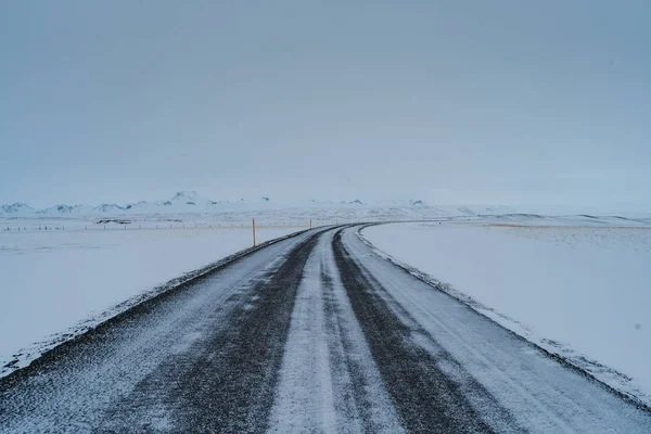 Paisagem de inverno de uma bela e congelada Islândia. Turismo na Islândia é muito popular, mesmo durante os meses de inverno e ainda tem muito a oferecer — Fotografia de Stock