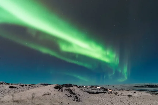 Krásná severní světla také volal Aurora Borealis nad Islandem. Zimní čas ve Skandinávii je velmi kouzelný a přivádí mnoho turistů z celého světa, aby to viděli — Stock fotografie