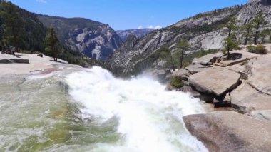 Yosemite Vadisi Ulusal Parkı şelaleleri özellikle ilkbahar ve yaz başında dağlardan gelen karların eridiği zamanlarda çok büyüktür. Ziyaret için en iyi zaman Usa California.