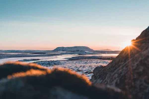 Téli táj egy gyönyörű és fagyott Izland. Turizmus Izlandon nagyon népszerű még a téli hónapokban, és még mindig sok kínál — Stock Fotó