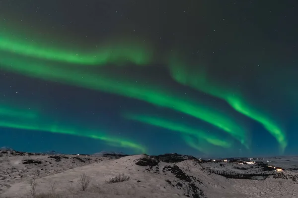 Ένα όμορφο βόρειο φως που ονομάζεται επίσης Aurora Borealis πάνω από την Ισλανδία. Χειμώνας στη Σκανδιναβία είναι πολύ μαγικό και φέρνει πολλούς τουρίστες από όλο τον κόσμο για να το δείτε — Φωτογραφία Αρχείου