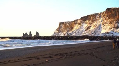 Vik ve Myrdal kasabasında yer alan İzlanda 'daki çok güzel ve çok iyi bilinen Kara Kum Sahili. Altın saat boyunca yüksek çözünürlüklü görüntüler. İzlanda 'da turizm