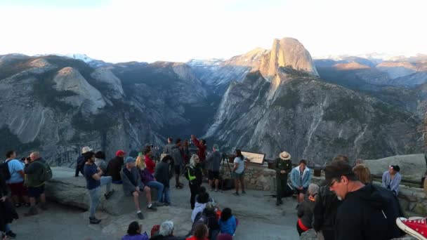 Yosemite, California, EEUU 28. Junio 2019. Un discurso público en el Glacier Point con una vista de Half Dome en la hora dorada por un guardabosques sobre el Parque Nacional del Valle de Yosemite y su naturaleza y vida silvestre — Vídeos de Stock