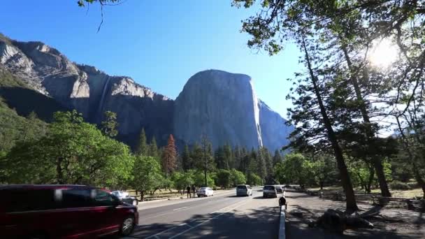 米国カリフォルニア州ヨセミテ28.2019年6月。夏の朝の時間帯にヨセミテ渓谷の底から伝説のエルキャピタンの美しい景色。アメリカ観光 — ストック動画