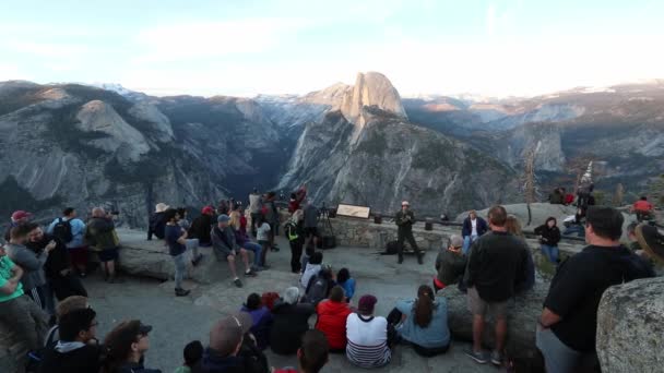Yosemite, Kalifornien, USA 28. Juni 2019. Ett offentligt tal vid Glacier Point med utsikt över Half Dome i gyllene timmen av en skogvaktare om Yosemite Valley National Park och dess natur och djurliv — Stockvideo