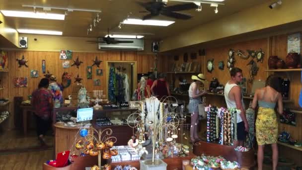 Hanalei, Hawaii, Amerika Serikat 12. Juli 2019. Pusat perbelanjaan Desa Ching Young adalah tempat terbaik di Kauai di mana menghabiskan sejumlah uang untuk suvenir dan barang-barang khas dari Hawaii sebagai perhiasan kayu dll — Stok Video