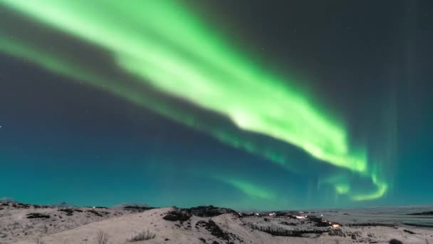 Кинематографическое время высокого разрешения северного сияния, также называемое Aurora Borealis над Исландией в зимнее время — стоковое видео