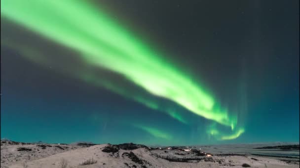 Υψηλή ανάλυση κινηματογραφική χρονική λήξη των βόρειων φώτων που ονομάζεται επίσης ως Aurora Borealis πάνω από την Ισλανδία το χειμώνα — Αρχείο Βίντεο