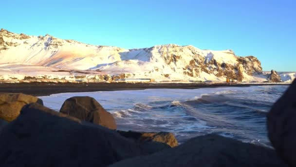 Bien conocido y muy hermosa playa de arena negra en Islandia situado en Vik y Myrdal ciudad. Imágenes de alta resolución durante la hora dorada. Turismo en Islandia — Vídeo de stock