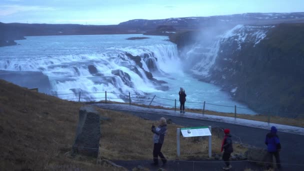 Гулльффелд, Исландия 24. Ноябрь 2019 года. Gullfoss является одним из самых известных водопадов в Исландии. Он расположен в Золотом Круге и стоит посетить его круглый год. Туризм в Исландии — стоковое видео