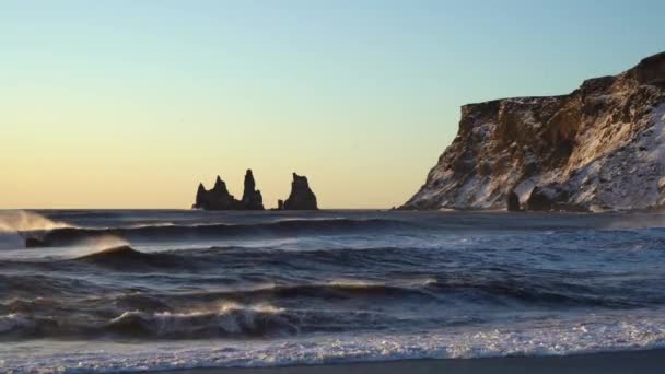 Bien conocido y muy hermosa playa de arena negra en Islandia situado en Vik y Myrdal ciudad. Imágenes de alta resolución durante la hora dorada. Turismo en Islandia — Vídeos de Stock