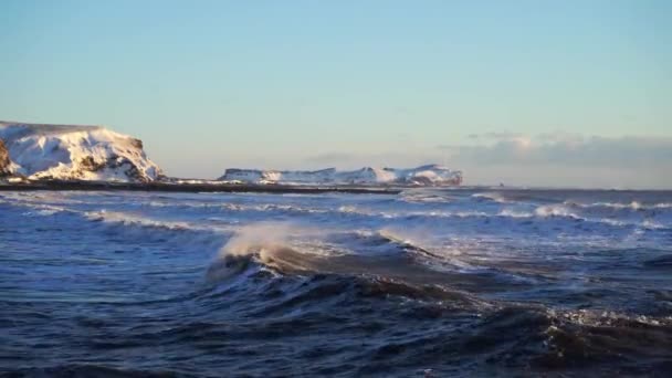 Bien conocido y muy hermosa playa de arena negra en Islandia situado en Vik y Myrdal ciudad. Imágenes de alta resolución durante la hora dorada. Turismo en Islandia — Vídeo de stock