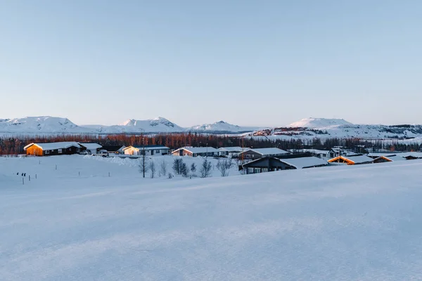 Зима в Ісландії. Фотографія показує одне з заморожених ісландських сіл протягом золотої години. Туризм в Ісландії. Відвідайте Ісландію в будь - яку пору року — стокове фото