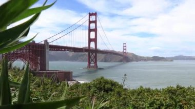 Golden Gate Köprüsü öğle vakti atletik paltosuyla. Kaliforniya, San Francisco 'da Golden Gate Köprüsü' nde gün ortası güneşi. Amerika Birleşik Devletleri