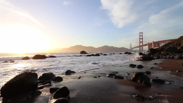Eine wunderschöne Filmaufnahme der Golden Gate Bridge während des Sonnenuntergangs. Goldene Stunde im kalifornischen San Francisco. Historische Architektur der Vereinigten Staaten — Stockvideo