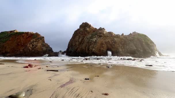 Pfeiffer Beach je krásná, nedotčená pláž, která je oblíbená u místních obyvatel. Je to poněkud neznámé mezi turisty a dobře stojí za váš čas. Kalifornská turistika ve Spojených státech amerických — Stock video