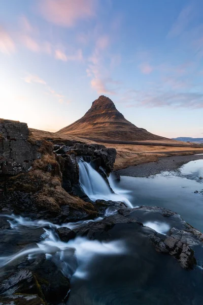Kirkjufell är ett av de mest natursköna och fotograferade bergen på Island året runt. Vackert isländskt landskap — Stockfoto