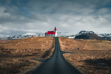Hellissandur, İzlanda 'daki Ingjaldsholskirkja kilisesinin panoramik manzarası. İzlanda manzara ve mimarisinin inanılmaz bir görüntüsü. İskandinavya manzaralı ıssız bir kilise.
