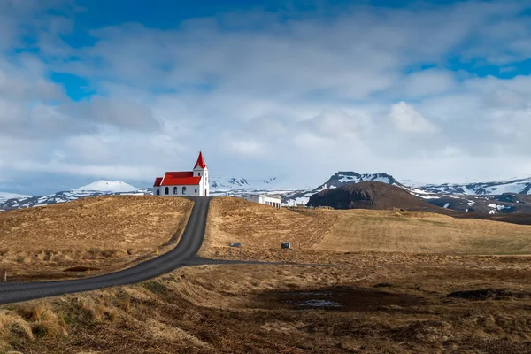 Panorámás kilátás nyílik Ingjaldsholskirkja templom Hellissandur, Izland. Hihetetlen kép az izlandi tájról és építészetről. Elszigetelt templom skandináv tájban — Stock Fotó