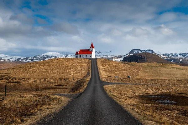 Vista panorâmica da igreja Ingjaldsholskirkja em Hellissandur, Islândia. Imagem incrível da paisagem e arquitetura islandesa. Igreja isolada em um cenário da Escandinávia — Fotografia de Stock
