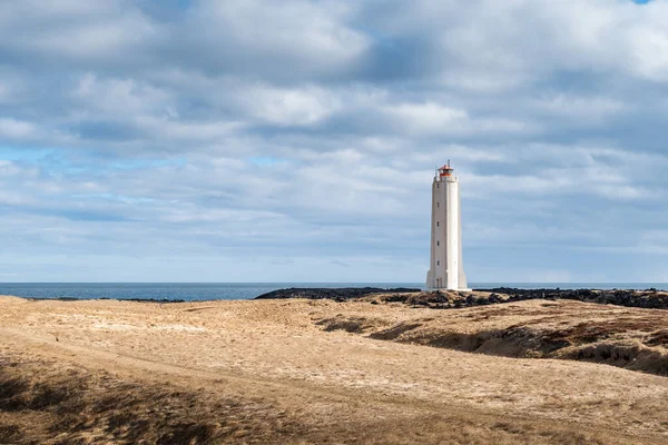 İzlanda 'daki Snaefelssnes Yarımadası' ndaki Malarrif Deniz Feneri. İzlanda kıyıları ve İskandinavya 'nın güzel manzarası