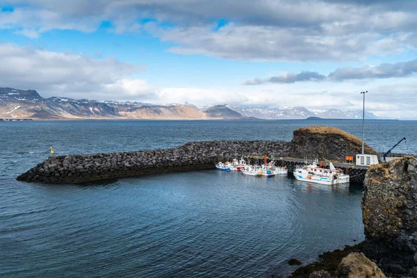 Csodálatos táj Arnarstapi egy kis falu Snaefellsnes-félszigeten Izlandon. Kikötő és halászváros Izlandon — Stock Fotó