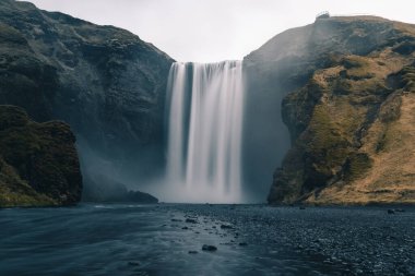 COVID salgını sırasında Skogafoss adı verilen İzlanda şelalesinin insansız uzun pozlama fotoğrafı