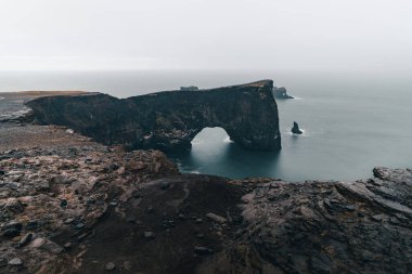 İzlanda 'da Vik kasabası yakınlarında Dyrholaey adında ünlü bir kaya bulunmaktadır. Bu kaya her koşulda fotoğrafçılar için çok popüler bir hedef.