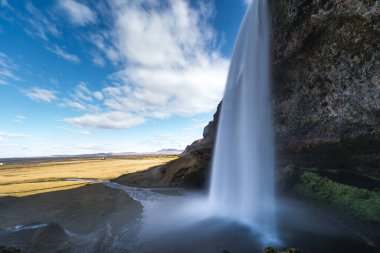 İzlanda 'nın en ünlü şelalelerinden biri olan Seljalandsfoss Altın Daire' de yer almakta ve çevre yolundan kolayca ulaşılabilmektedir.