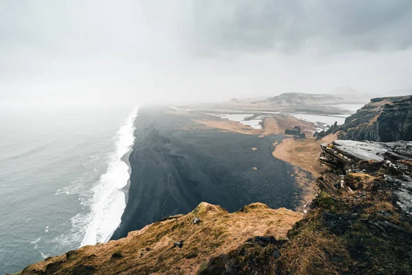 Moody Black Sand Beach en Islandia durante el clima lluvioso y gélido refleja las condiciones climáticas típicas de los países del norte. — Foto de Stock