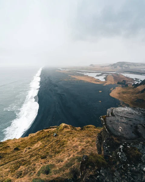 Moody Black Sand Beach Izlandon az esős és ködös időjárás tükrözi a tipikus időjárási viszonyok északi országok — Stock Fotó