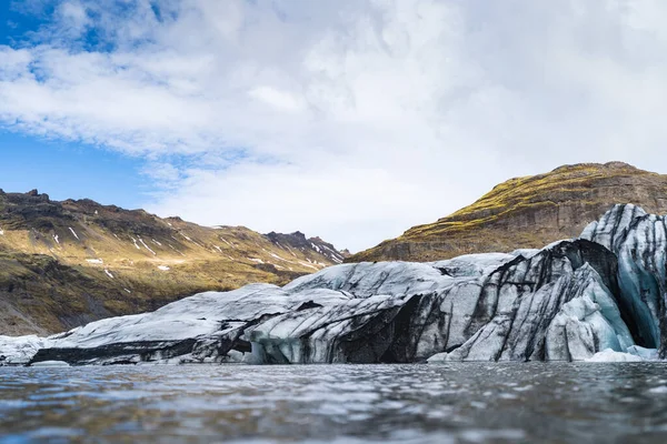 Az egyik legnépszerűbb gleccser az Arany Körön belül Izlandon a Solheimajokull, és Vik város közelében található. — Stock Fotó