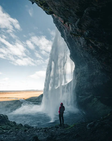 Ett av de mest kända vattenfallen på Island som heter Seljalandsfoss ligger i Golden Circle och är lätt att nå från Ring Road — Stockfoto