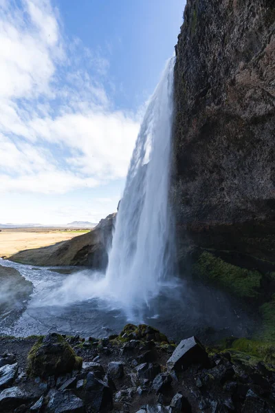 Een van de bekendste watervallen in IJsland genaamd Seljalandsfoss ligt in de Gouden Cirkel en is gemakkelijk bereikbaar vanaf de Ring Road — Stockfoto