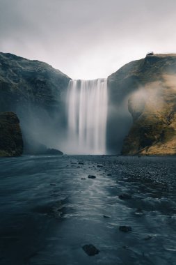 COVID salgını sırasında Skogafoss adı verilen İzlanda şelalesinin insansız uzun pozlama fotoğrafı