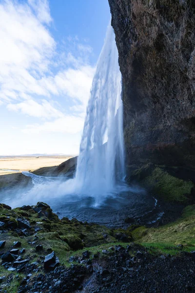 Seljalandsfoss 라고 불리는 아이슬란드에서 가장 유명 한 폭포중 하나는 골든 서클에 있으며 링 로드에서 쉽게 접근 할 수있다 — 스톡 사진