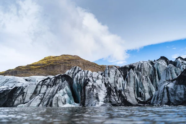 Az egyik legnépszerűbb gleccser az Arany Körön belül Izlandon a Solheimajokull, és Vik város közelében található. — Stock Fotó