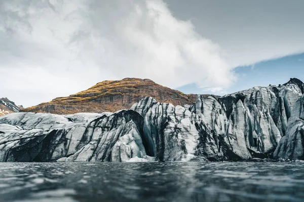 Один из самых популярных ледников в Золотом Круге в Исландии называется Solheimajokull и расположен недалеко от города Вик — стоковое фото