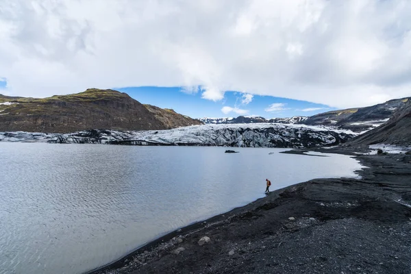 Az egyik legnépszerűbb gleccser az Arany Körön belül Izlandon a Solheimajokull, és Vik város közelében található. — Stock Fotó