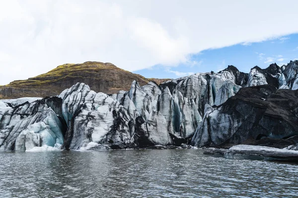 Один з найпопулярніших льодовиків у Золотому колі в Ісландії називається Solheimajokull і знаходиться недалеко від міста Вік. — стокове фото